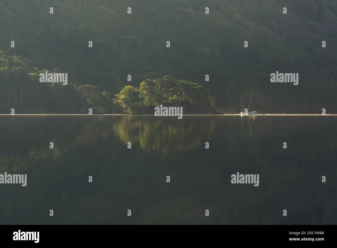 Deux bateaux à voile sur un lac calme à Ullswater dans le district des lacs anglais. Banque D'Images