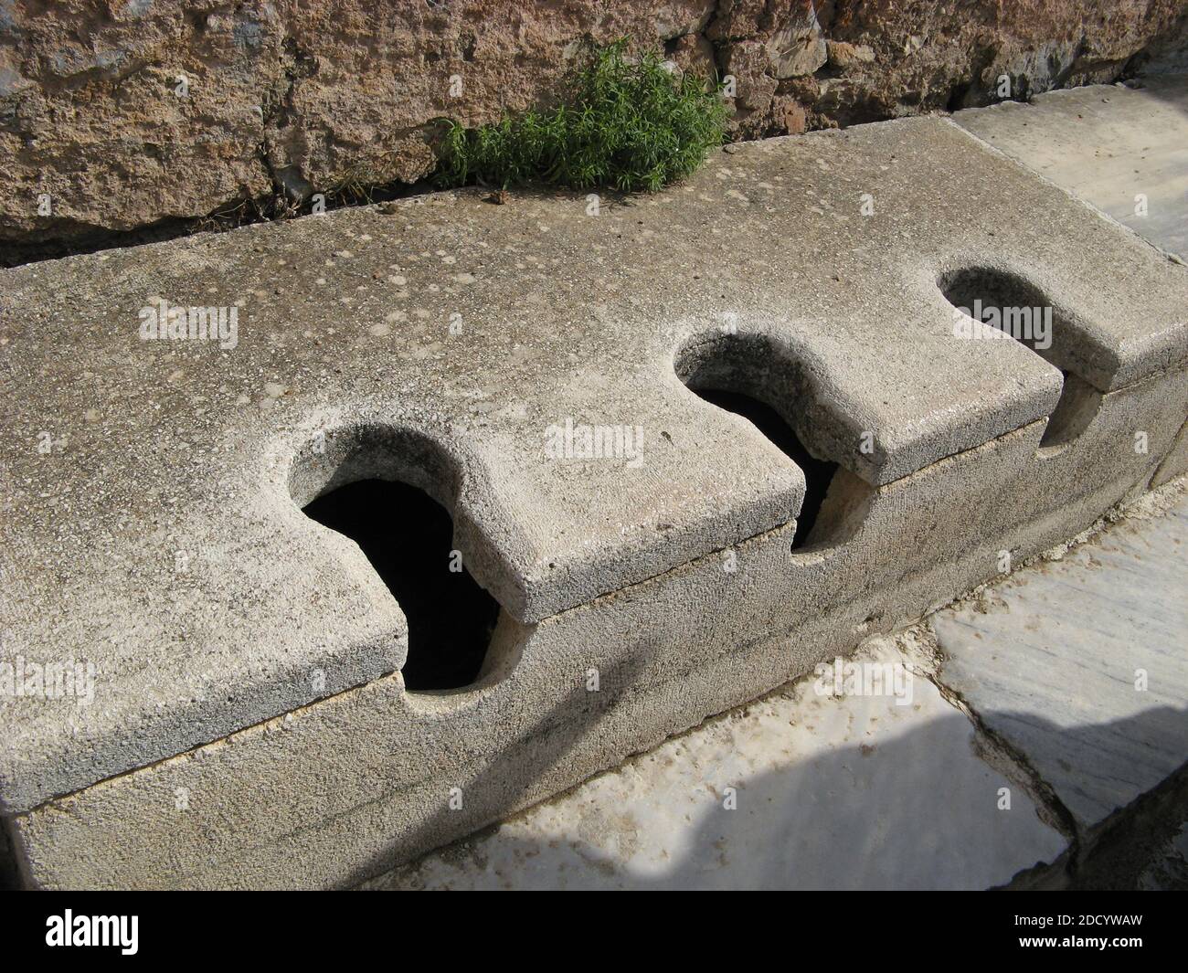 Anciens toilettes publiques ou latrines à Ephèse en Turquie Banque D'Images