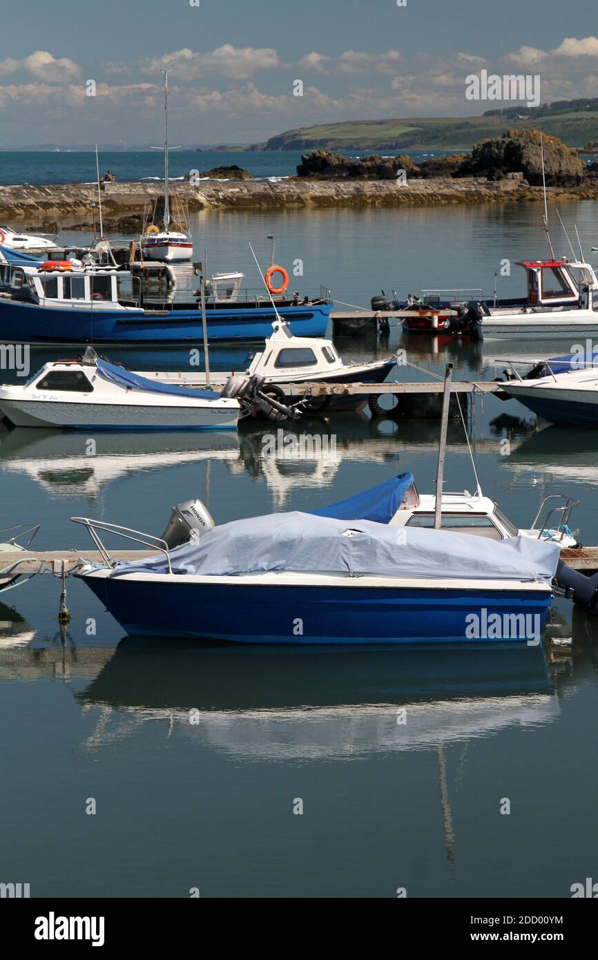 Maidens Harbour, South Ayrshire, Écosse, Royaume-Uni . Maidens est un village de la paroisse de Kirkoswald dans le Ayrshire, en Écosse. Situé sur la côte du Firth de Clyde, à l'extrémité sud de la baie de Maidenhead, une série de roches connues sous le nom de 'Maidens of Turnberry' forment un port naturel Banque D'Images