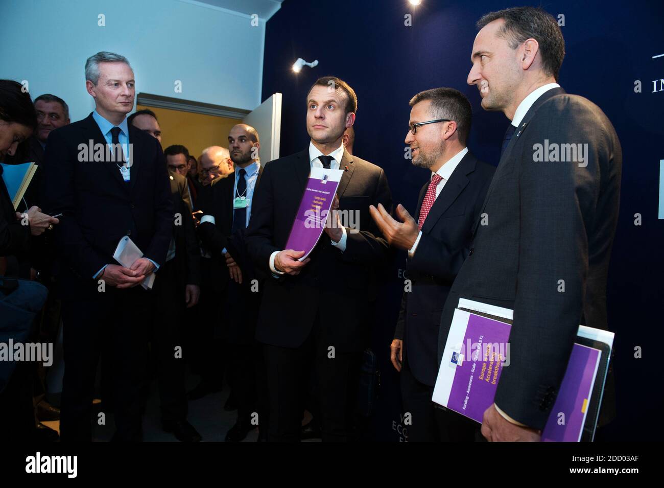 DOCUMENT - le président français Emmanuel Macron pose avec le commissaire européen Carlos Moedas et Jim Snabe, président de A.P. Møller-Maersk, Danemark; membre du Conseil d'administration du Forum économique mondial. À gauche, Bruno le Maire, ministre français de l'économie lors de la réunion annuelle 2018 du Forum économique mondial de Davos, Suisse, le 24 janvier 2018. Photo de Pierre Abensur /Forum économique mondial via ABACAPRESS.COM Banque D'Images