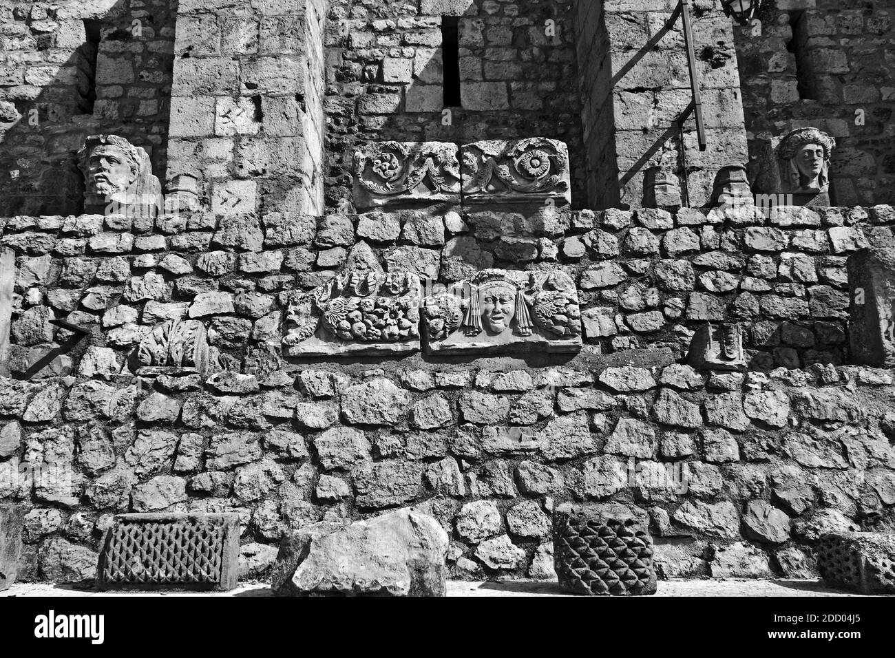 Sculptures sur pierre le long du mur de château Gien en France Banque D'Images