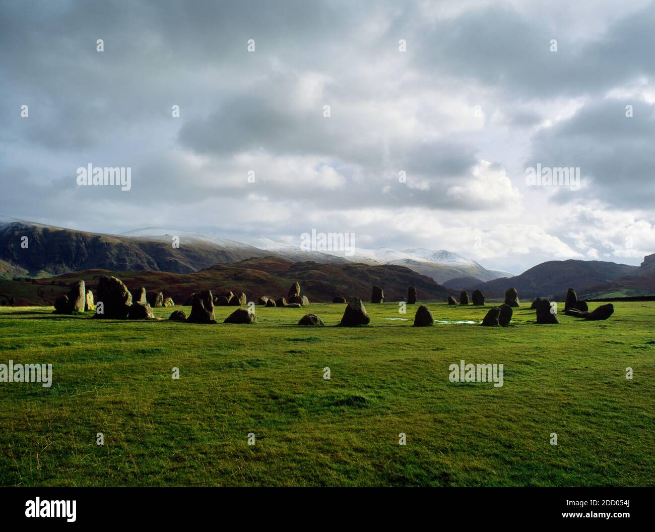 Castlerigg Stone Circle, Cumbria, Angleterre, Royaume-Uni, recherche SSE à Wantwaite Crags & Threlkeld Knotts. Situé dans un amphithéâtre naturel sur Chestnut Hill. Banque D'Images