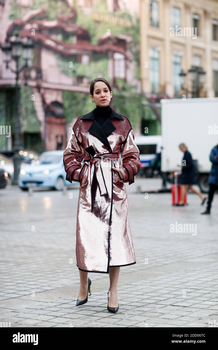 Street style, Lana El Sahely arrivée à Ulyana Sergeenko Printemps-été 2018  haute Couture présentation tenue à la place Vendôme, à Paris, France, le 23  janvier 2018. Photo de Marie-Paola Bertrand-Hillion/ABACAPRESS.COM Photo  Stock -