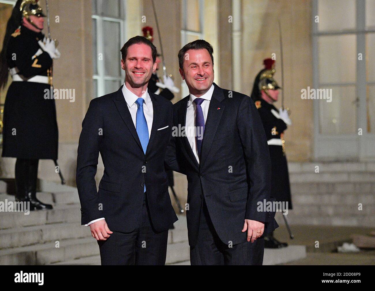 Le Premier ministre luxembourgeois Xavier Bettel (R) et son mari Xavier Destienay arrivent à l'Elysée, Paris, le 19 mars 2018 pour un dîner d'Etat en l'honneur du Grand-Duc de Luxembourg. Photo de Christian Liewig/ABACAPRESS.COM Banque D'Images