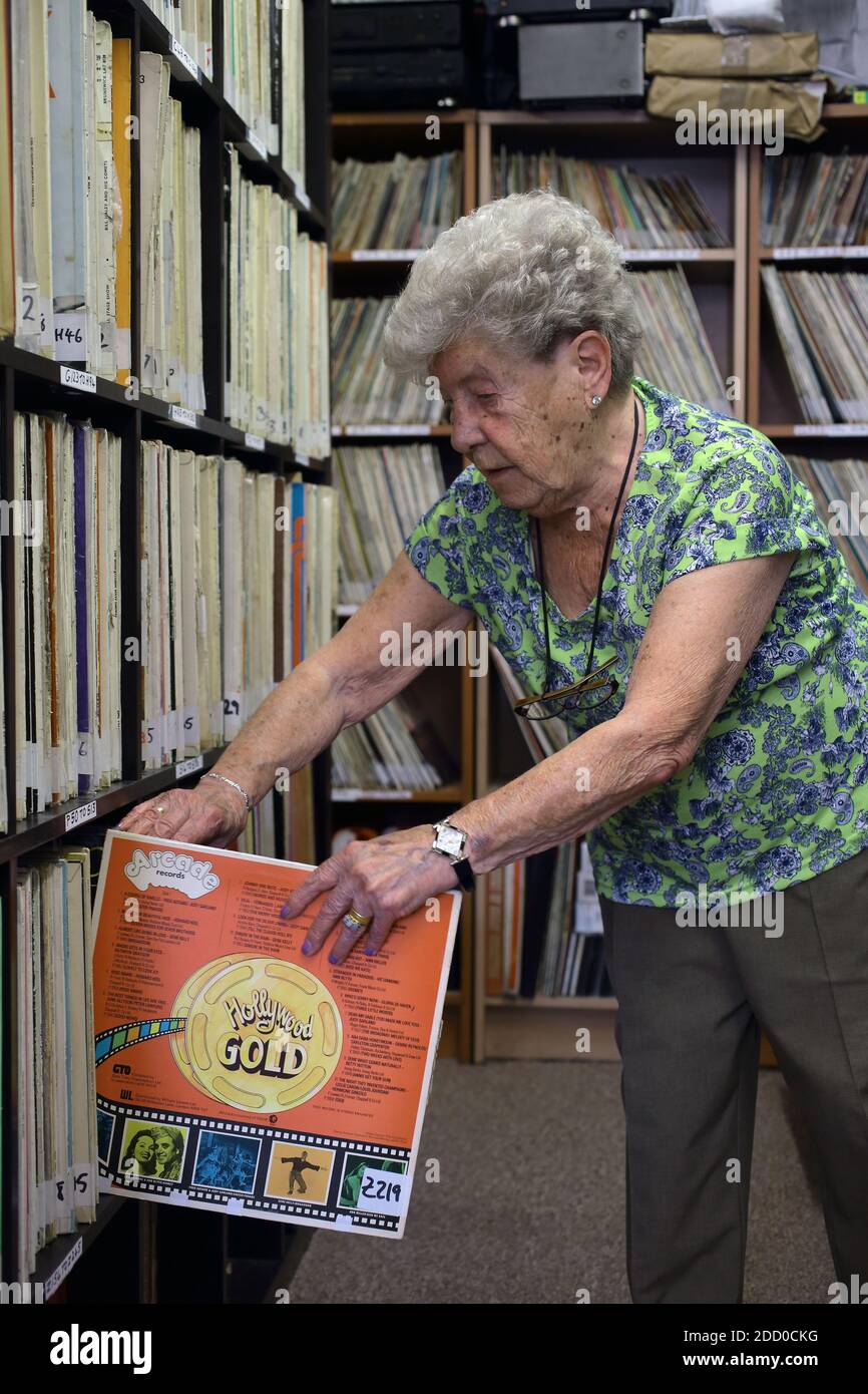 Grande-Bretagne / Angleterre / Havant / Angel radio/ Jean est à la recherche de disques .la station une bibliothèque de plus de 136,000 enregistrements shellac vintage. Banque D'Images