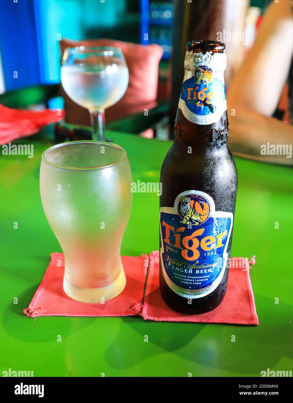 Un verre froid et une bouteille de bière Tiger, une marque de bière de Singapour produite par Heineken Asia Pacific Banque D'Images