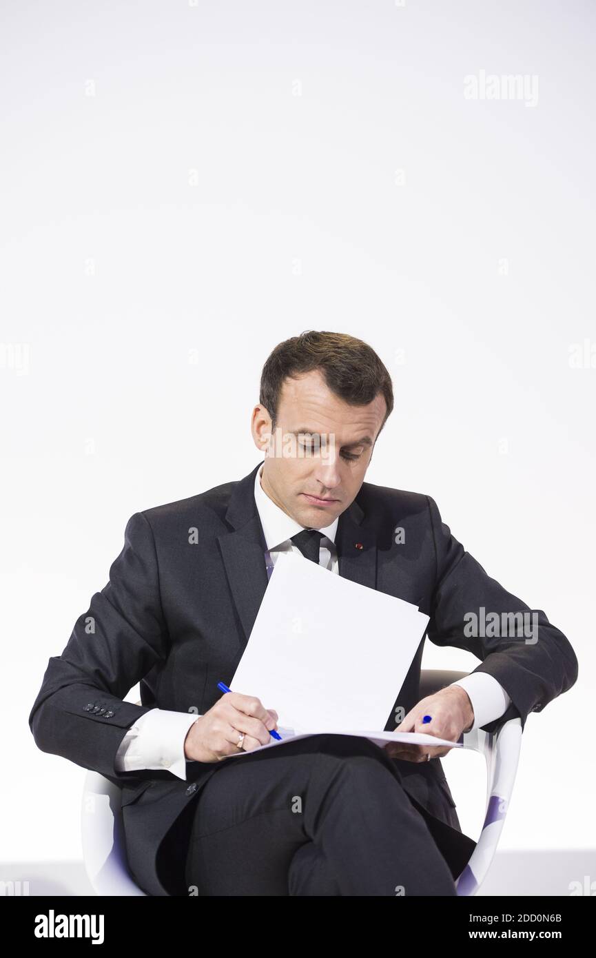 Le président français Emmanuel Macron lit et écrit au cours des « assises de l'ecole maternelle » au Conservatoire national des arts et métiers (CNAM) à Paris le 27 mars 2018. Photo par ELIOT BLONDT/ABACAPRESS.COM Banque D'Images