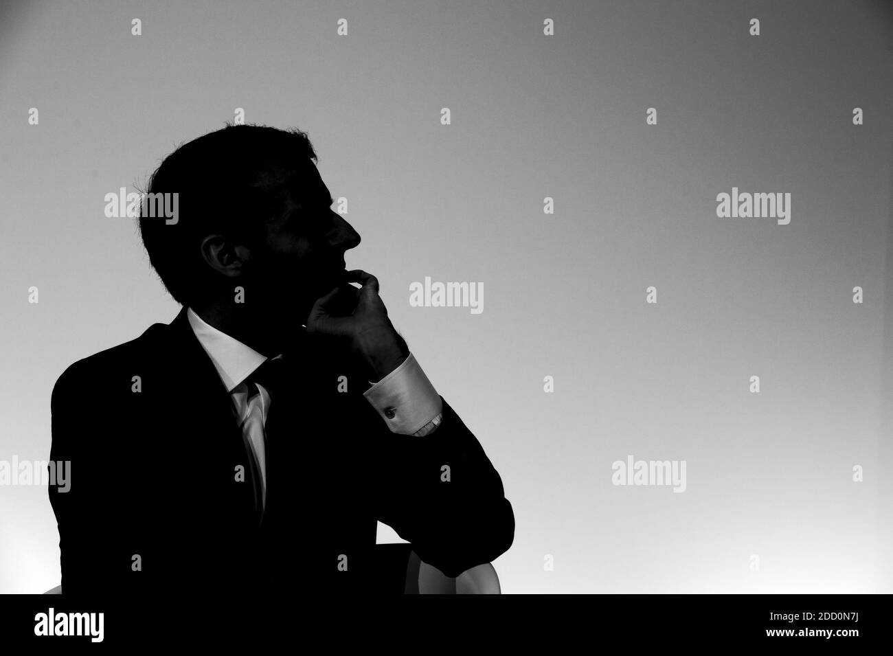 Le président français Emmanuel Macron lit et écrit au cours des « assises de l'ecole maternelle » au Conservatoire national des arts et métiers (CNAM) à Paris le 27 mars 2018. Photo par ELIOT BLONDT/ABACAPRESS.COM Banque D'Images