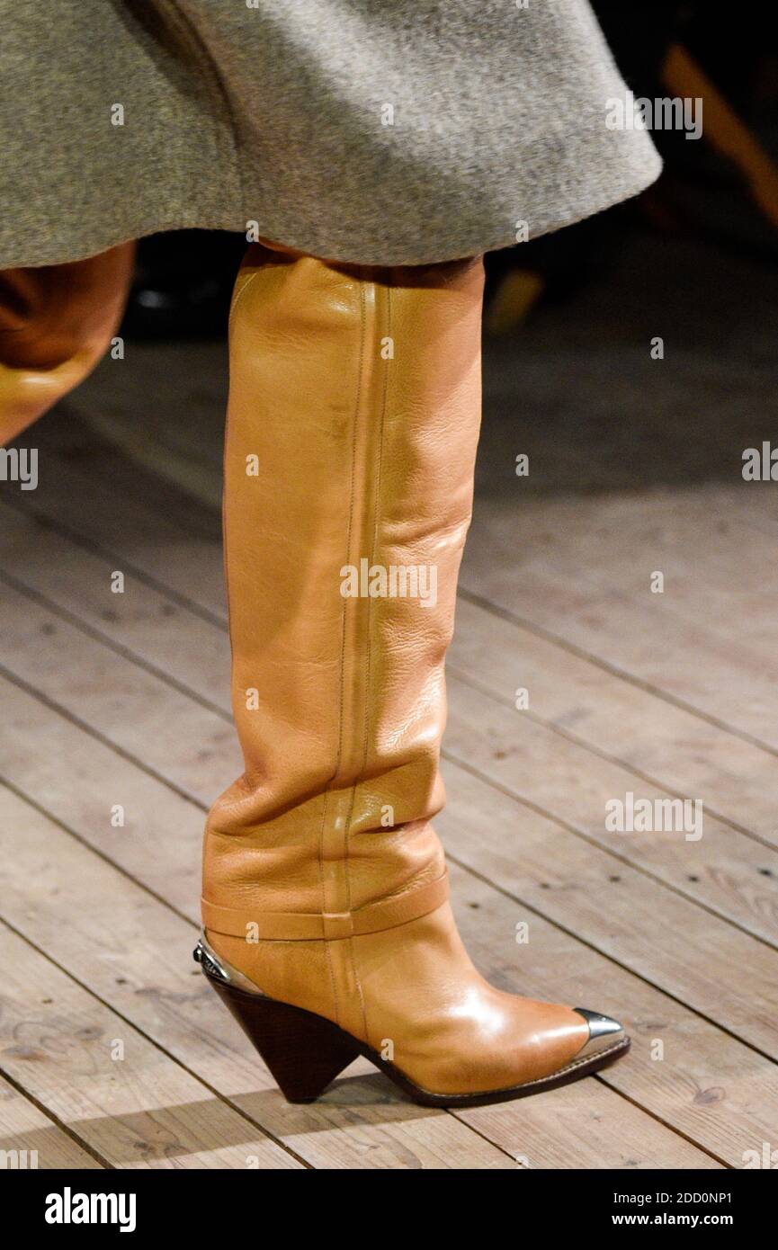 Chaussures lors du spectacle Isabel Marant dans le cadre de la semaine de  la mode de Paris vêtements pour femmes automne/hiver 2018/2019 à Paris,  France le mars 2018. Photo par Alain Gil