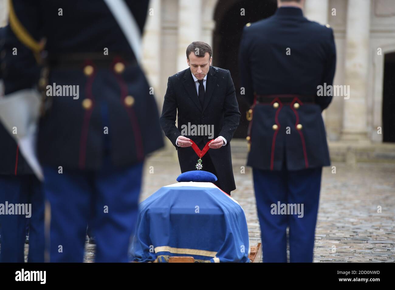 Le président français Emmanuel Macron se dirige vers le cercueil DU lieutenant-colonel Arnaud Beltrame, drapé du drapeau national, lors d'une cérémonie nationale le 28 mars 2018 à l'Hôtel des Invalides à Paris. La France honore lors d'une cérémonie nationale le 28 mars un policier héroïque qui est mort en se proposant comme otage dans une attaque djihadiste. Beltrame, 44 ans, a été la quatrième et dernière victime de la fusillade du 23 mars dans les villes du sud-ouest de Carcassonne et de Trebes. Photo par Eliot Blondt/ABACAPRESS.COM Banque D'Images