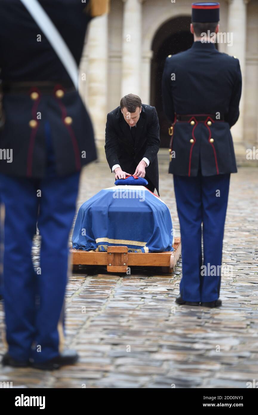 Le président français Emmanuel Macron se dirige vers le cercueil DU lieutenant-colonel Arnaud Beltrame, drapé du drapeau national, lors d'une cérémonie nationale le 28 mars 2018 à l'Hôtel des Invalides à Paris. La France honore lors d'une cérémonie nationale le 28 mars un policier héroïque qui est mort en se proposant comme otage dans une attaque djihadiste. Beltrame, 44 ans, a été la quatrième et dernière victime de la fusillade du 23 mars dans les villes du sud-ouest de Carcassonne et de Trebes. Photo par Eliot Blondt/ABACAPRESS.COM Banque D'Images