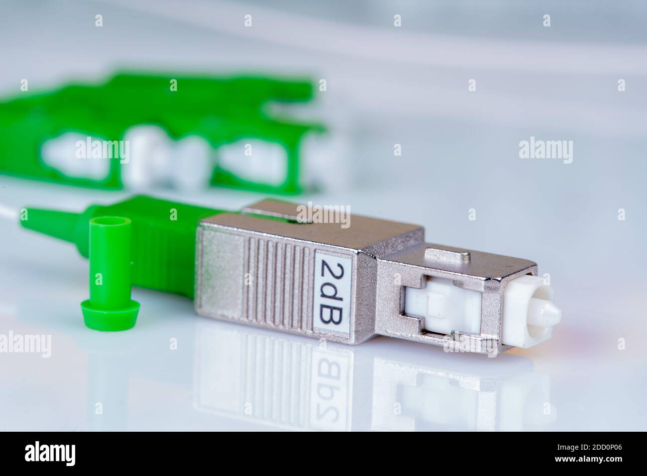 Cordon de raccordement à fibre optique avec cache de l'atténuateur Banque D'Images