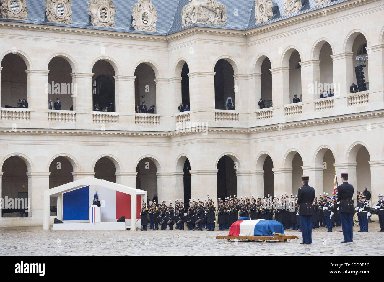 Le président français Emmanuel Macron se dirige vers le cercueil DU lieutenant-colonel Arnaud Beltrame, drapé du drapeau national, lors d'une cérémonie nationale le 28 mars 2018 à l'Hôtel des Invalides à Paris. La France honore lors d'une cérémonie nationale le 28 mars un policier héroïque qui est mort en se proposant comme otage dans une attaque djihadiste. Beltrame, 44 ans, a été la quatrième et dernière victime de la fusillade du 23 mars dans les villes du sud-ouest de Carcassonne et de Trebes. Photo par Eliot Blondt/ABACAPRESS.COM Banque D'Images