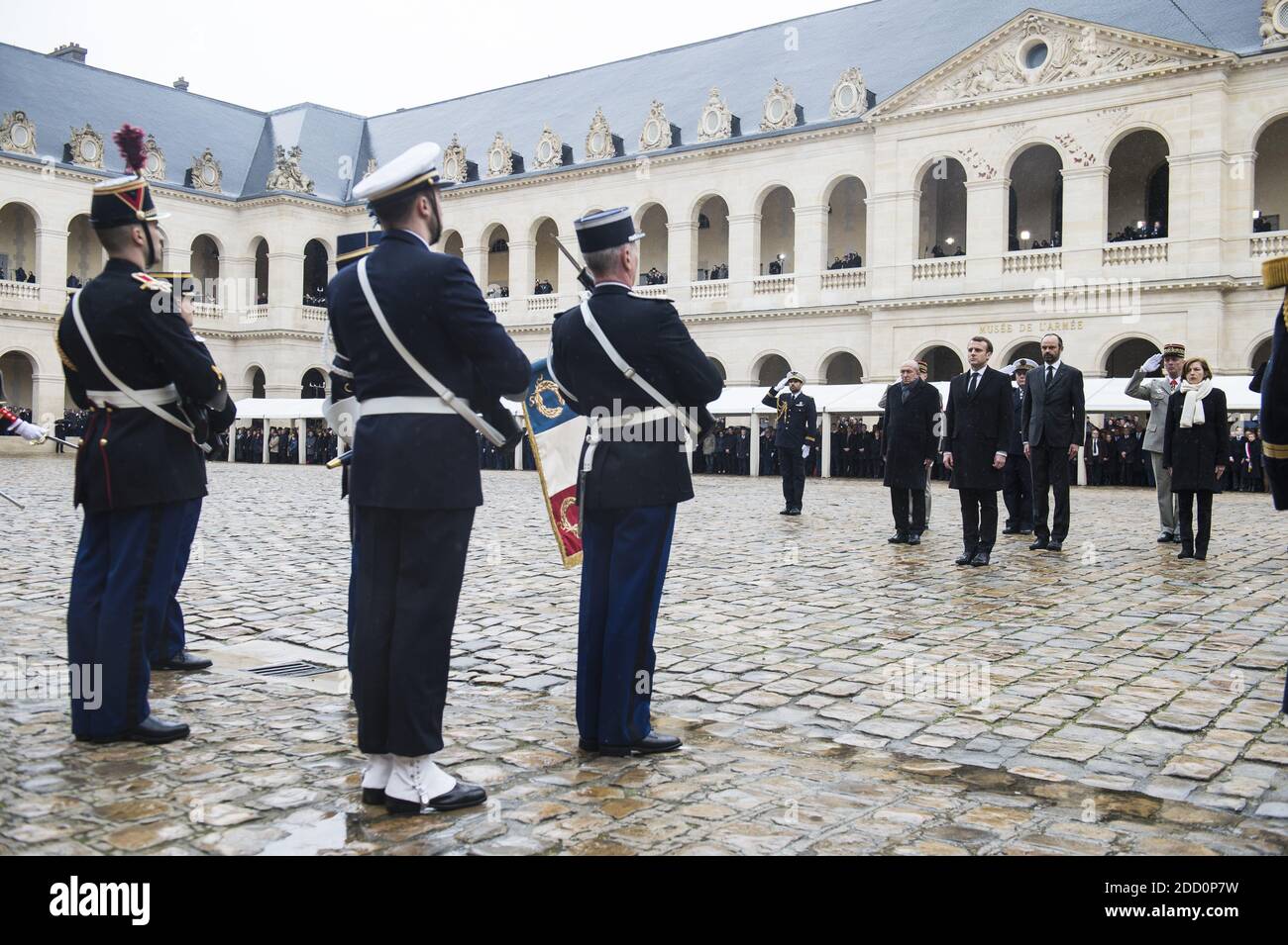 Le président français Emmanuel Macron se dirige vers le cercueil DU lieutenant-colonel Arnaud Beltrame, drapé du drapeau national, lors d'une cérémonie nationale le 28 mars 2018 à l'Hôtel des Invalides à Paris. La France honore lors d'une cérémonie nationale le 28 mars un policier héroïque qui est mort en se proposant comme otage dans une attaque djihadiste. Beltrame, 44 ans, a été la quatrième et dernière victime de la fusillade du 23 mars dans les villes du sud-ouest de Carcassonne et de Trebes. Photo par Eliot Blondt/ABACAPRESS.COM Banque D'Images