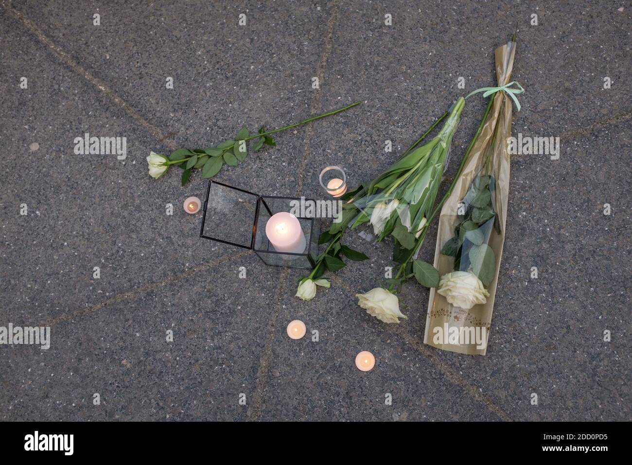 Les gens posent des fleurs et des bougies lors de l'hommage organisé par l'Union française des étudiants juifs (UEJF) et la Ligue internationale contre le racisme et l'antisémitisme - Ligue internationale contre le Racisme et l'Antisémite (LICRA), au Mémorial de la Shoah à Toulouse le 28 mars 2018, à la mémoire de Mireille Knoll, Une juive de 85 ans assassinée chez elle dans ce que la police croit être une attaque antisémite. Le corps partiellement brûlé de Mireille Knoll, qui a échappé à la déportation massive de Juifs de Paris pendant la Seconde Guerre mondiale, a été trouvé dans son petit appartement dans l'est de la ville le 23 mars, par fi Banque D'Images