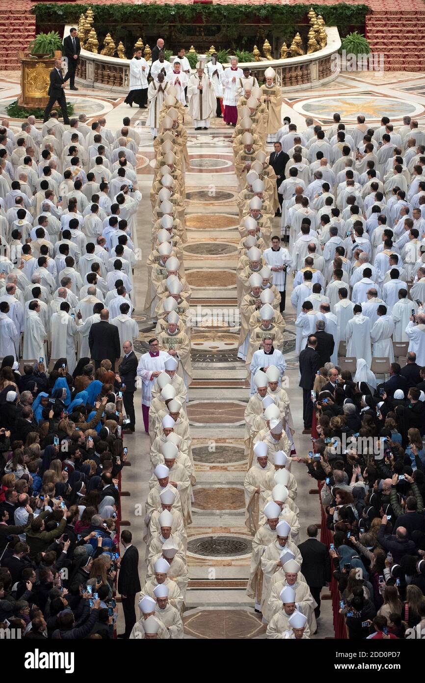Le pape François mène la messe Chrism jeudi à Maundy à la basilique Saint-Pierre, Vatican, le 29 mars 2018. La messe Chrism est la liturgie traditionnelle, au cours de laquelle les huiles à utiliser dans les sacrements de l'initiation, des ordres Saints et de la guérison tout au long de l'année à venir sont bénies. Les chrétiens du monde entier célèbrent la semaine Sainte, commémorant la crucifixion de Jésus-Christ, menant à sa résurrection à Pâques. Photo : ABACAPRESS.COM Banque D'Images