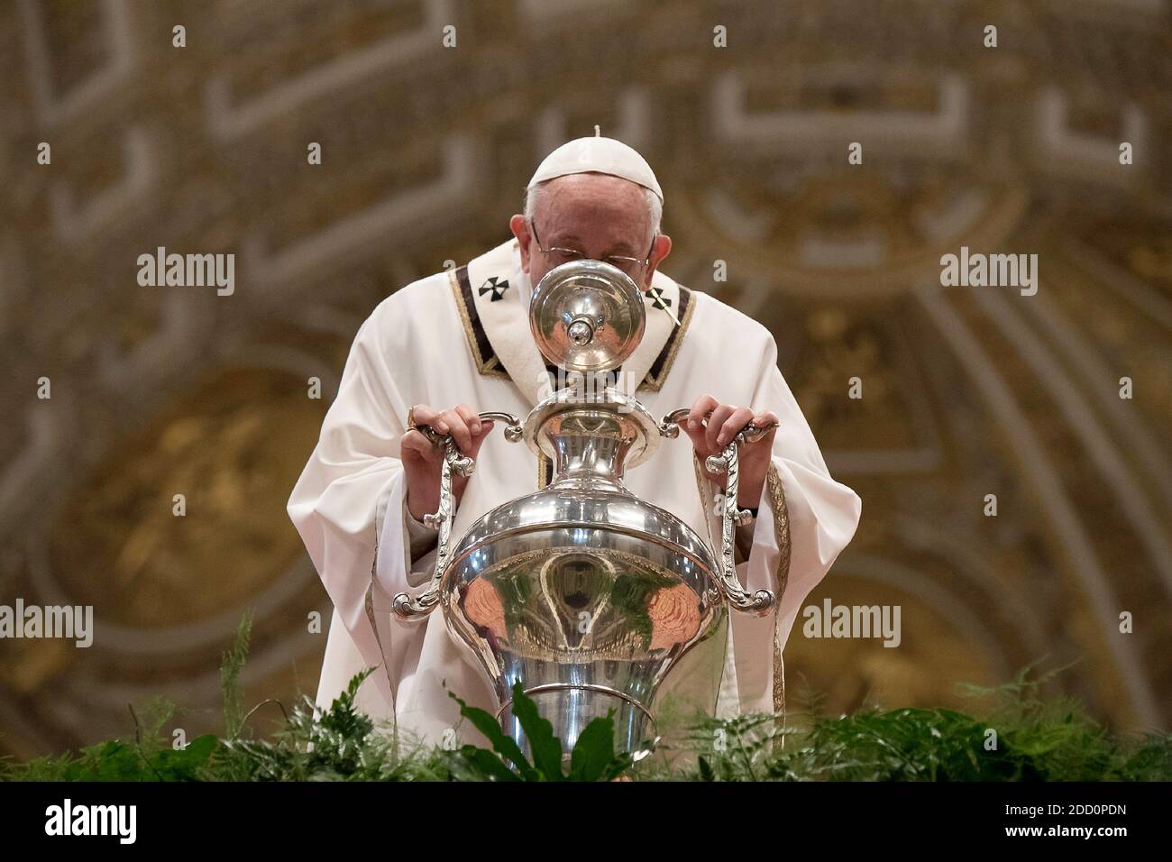 Le pape François mène la messe Chrism jeudi à Maundy à la basilique Saint-Pierre, Vatican, le 29 mars 2018. La messe Chrism est la liturgie traditionnelle, au cours de laquelle les huiles à utiliser dans les sacrements de l'initiation, des ordres Saints et de la guérison tout au long de l'année à venir sont bénies. Les chrétiens du monde entier célèbrent la semaine Sainte, commémorant la crucifixion de Jésus-Christ, menant à sa résurrection à Pâques. Photo : ABACAPRESS.COM Banque D'Images