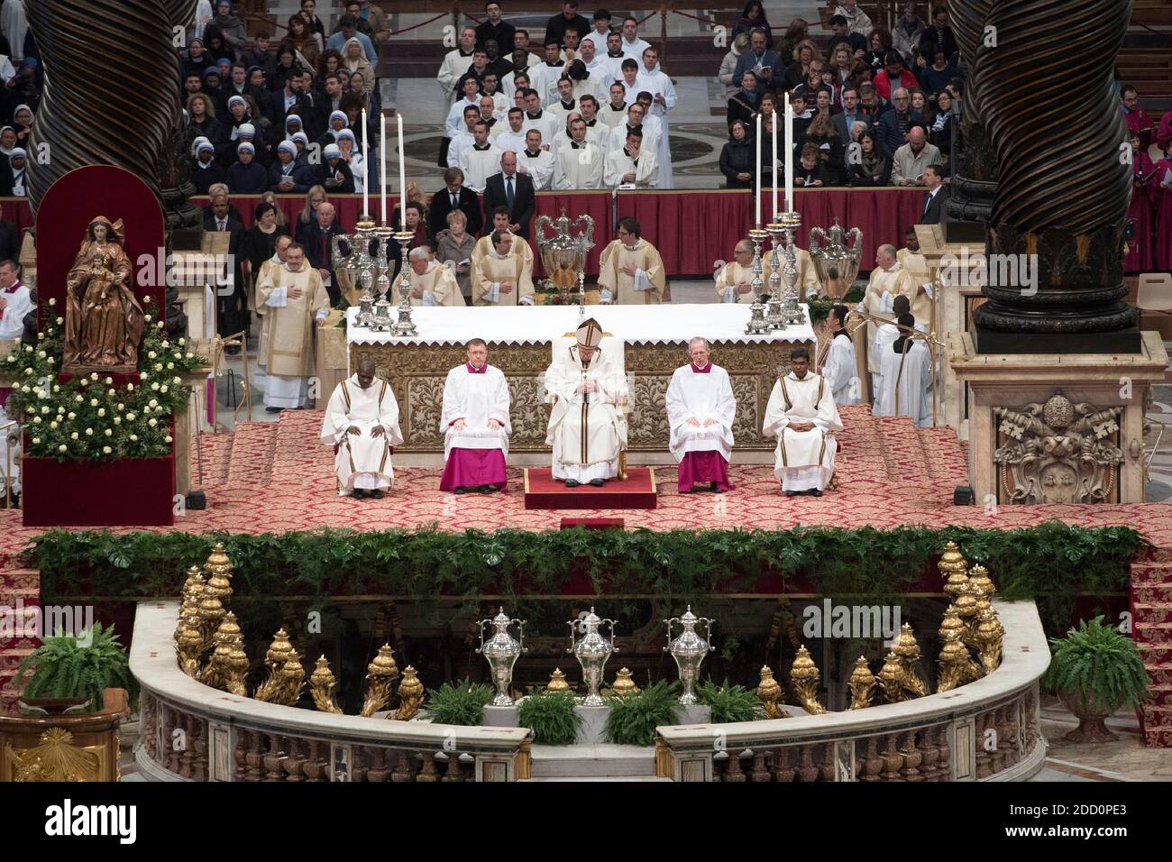 Le pape François mène la messe Chrism jeudi à Maundy à la basilique Saint-Pierre, Vatican, le 29 mars 2018. La messe Chrism est la liturgie traditionnelle, au cours de laquelle les huiles à utiliser dans les sacrements de l'initiation, des ordres Saints et de la guérison tout au long de l'année à venir sont bénies. Les chrétiens du monde entier célèbrent la semaine Sainte, commémorant la crucifixion de Jésus-Christ, menant à sa résurrection à Pâques. Photo : ABACAPRESS.COM Banque D'Images