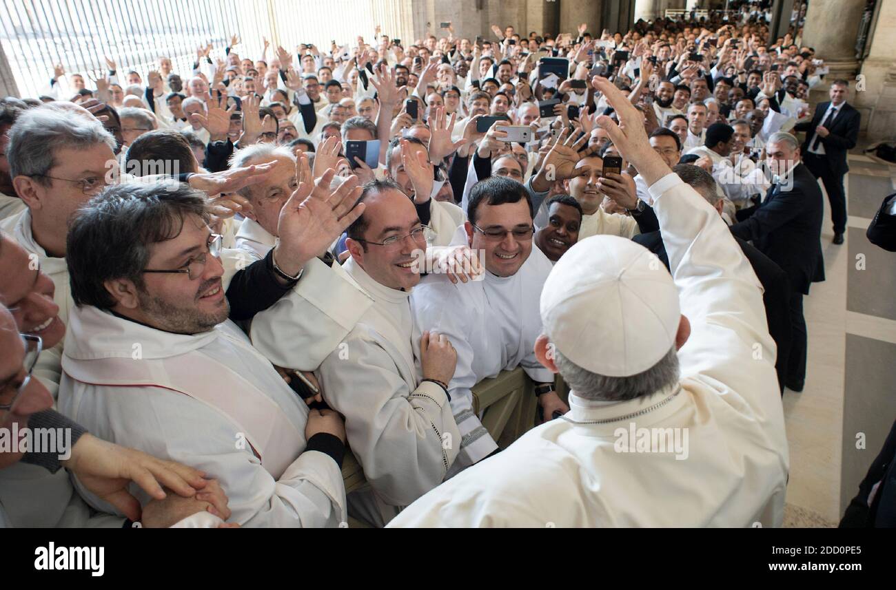 Le pape François mène la messe Chrism jeudi à Maundy à la basilique Saint-Pierre, Vatican, le 29 mars 2018. La messe Chrism est la liturgie traditionnelle, au cours de laquelle les huiles à utiliser dans les sacrements de l'initiation, des ordres Saints et de la guérison tout au long de l'année à venir sont bénies. Les chrétiens du monde entier célèbrent la semaine Sainte, commémorant la crucifixion de Jésus-Christ, menant à sa résurrection à Pâques. Photo : ABACAPRESS.COM Banque D'Images