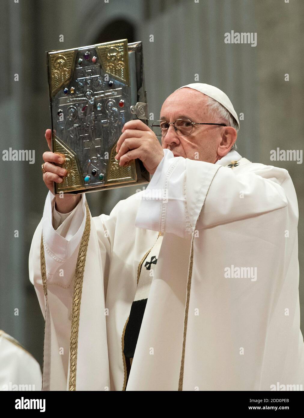 Le pape François mène la messe Chrism jeudi à Maundy à la basilique Saint-Pierre, Vatican, le 29 mars 2018. La messe Chrism est la liturgie traditionnelle, au cours de laquelle les huiles à utiliser dans les sacrements de l'initiation, des ordres Saints et de la guérison tout au long de l'année à venir sont bénies. Les chrétiens du monde entier célèbrent la semaine Sainte, commémorant la crucifixion de Jésus-Christ, menant à sa résurrection à Pâques. Photo : ABACAPRESS.COM Banque D'Images