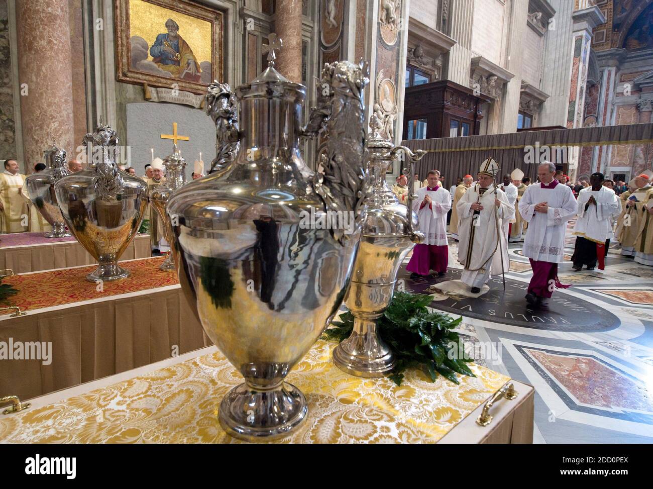 Le pape François mène la messe Chrism jeudi à Maundy à la basilique Saint-Pierre, Vatican, le 29 mars 2018. La messe Chrism est la liturgie traditionnelle, au cours de laquelle les huiles à utiliser dans les sacrements de l'initiation, des ordres Saints et de la guérison tout au long de l'année à venir sont bénies. Les chrétiens du monde entier célèbrent la semaine Sainte, commémorant la crucifixion de Jésus-Christ, menant à sa résurrection à Pâques. Photo : ABACAPRESS.COM Banque D'Images