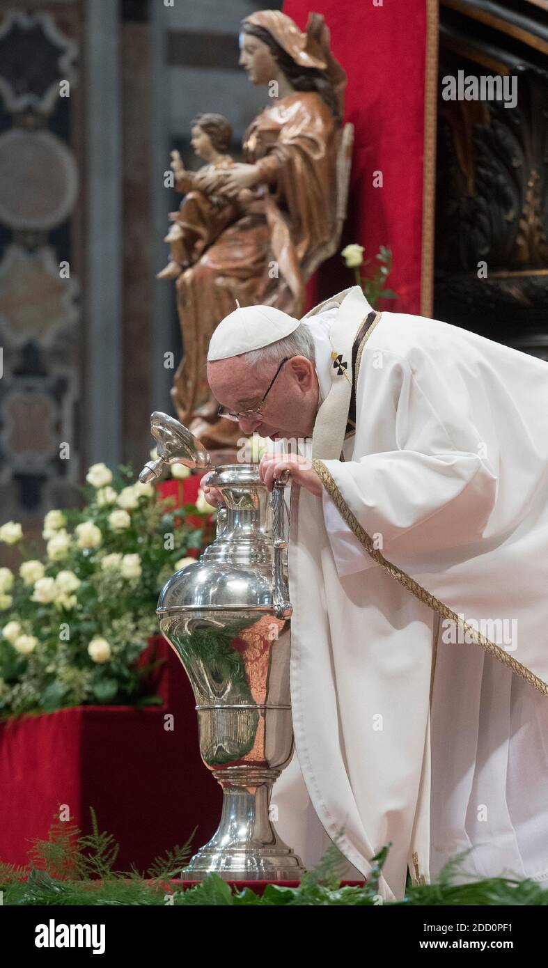 Le pape François mène la messe Chrism jeudi à Maundy à la basilique Saint-Pierre, Vatican, le 29 mars 2018. La messe Chrism est la liturgie traditionnelle, au cours de laquelle les huiles à utiliser dans les sacrements de l'initiation, des ordres Saints et de la guérison tout au long de l'année à venir sont bénies. Les chrétiens du monde entier célèbrent la semaine Sainte, commémorant la crucifixion de Jésus-Christ, menant à sa résurrection à Pâques. Photo : ABACAPRESS.COM Banque D'Images