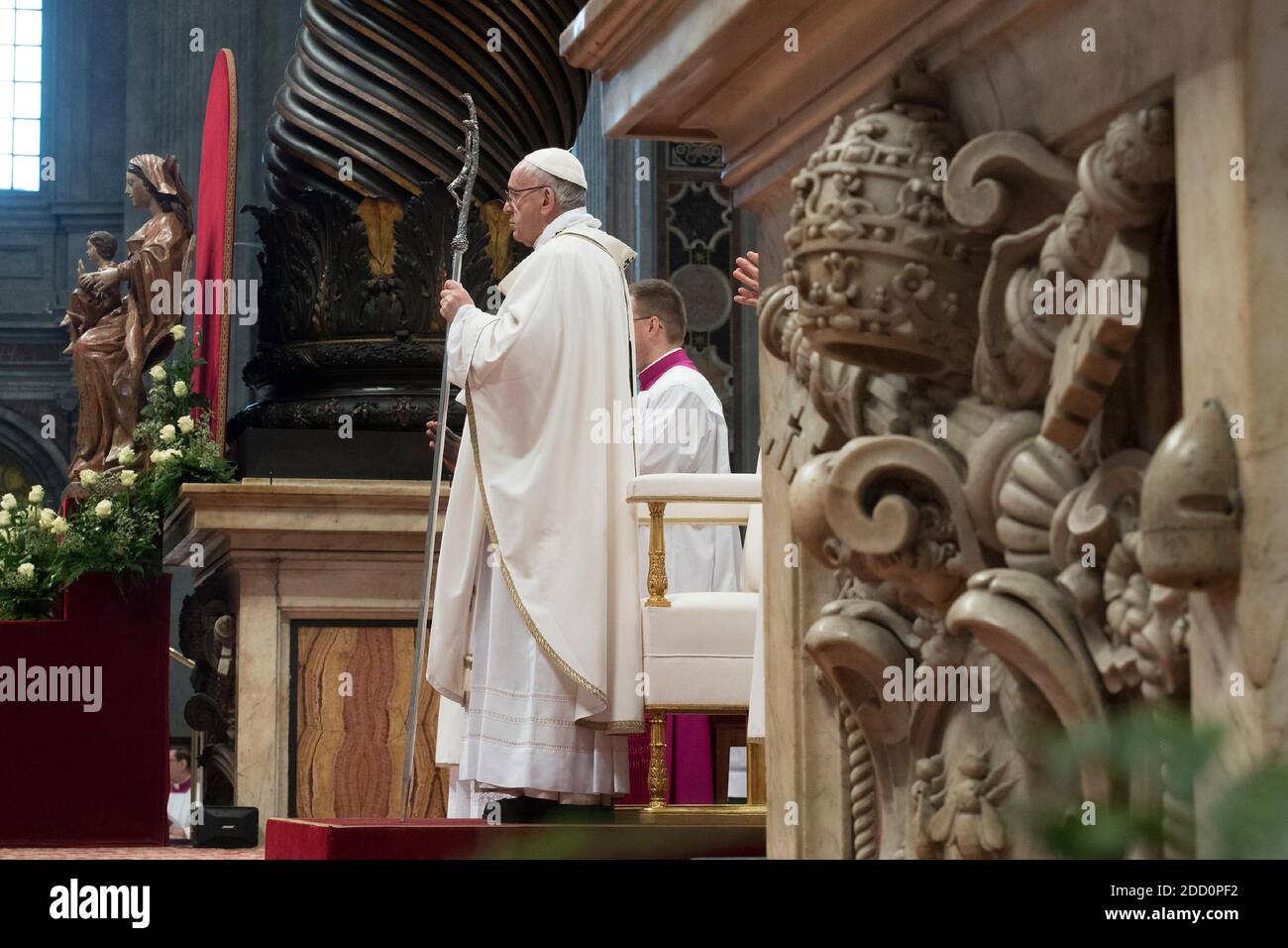 Le pape François mène la messe Chrism jeudi à Maundy à la basilique Saint-Pierre, Vatican, le 29 mars 2018. La messe Chrism est la liturgie traditionnelle, au cours de laquelle les huiles à utiliser dans les sacrements de l'initiation, des ordres Saints et de la guérison tout au long de l'année à venir sont bénies. Les chrétiens du monde entier célèbrent la semaine Sainte, commémorant la crucifixion de Jésus-Christ, menant à sa résurrection à Pâques. Photo : ABACAPRESS.COM Banque D'Images