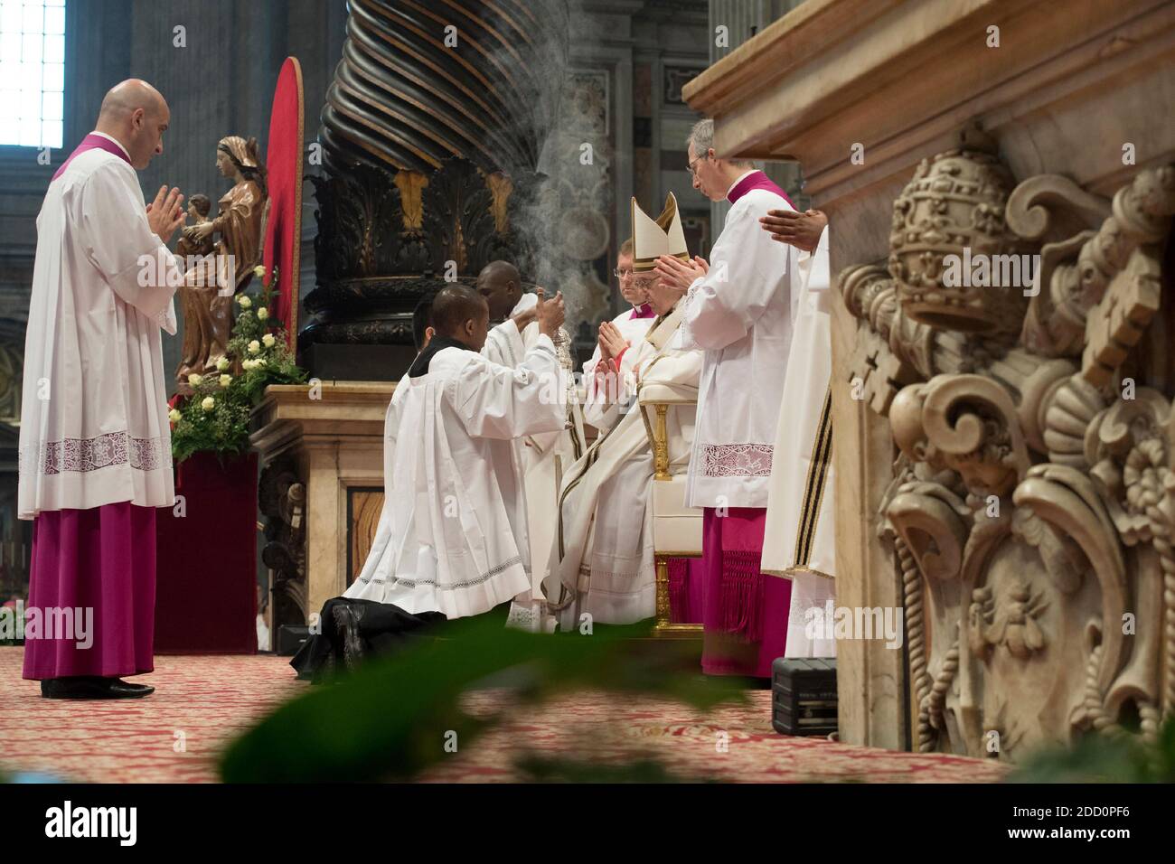 Le pape François mène la messe Chrism jeudi à Maundy à la basilique Saint-Pierre, Vatican, le 29 mars 2018. La messe Chrism est la liturgie traditionnelle, au cours de laquelle les huiles à utiliser dans les sacrements de l'initiation, des ordres Saints et de la guérison tout au long de l'année à venir sont bénies. Les chrétiens du monde entier célèbrent la semaine Sainte, commémorant la crucifixion de Jésus-Christ, menant à sa résurrection à Pâques. Photo : ABACAPRESS.COM Banque D'Images