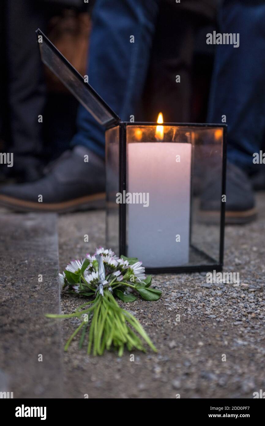 Les gens posent des fleurs et des bougies lors de l'hommage organisé par l'Union française des étudiants juifs (UEJF) et la Ligue internationale contre le racisme et l'antisémitisme - Ligue internationale contre le Racisme et l'Antisémite (LICRA), au Mémorial de la Shoah à Toulouse le 28 mars 2018, à la mémoire de Mireille Knoll, Une juive de 85 ans assassinée chez elle dans ce que la police croit être une attaque antisémite. Le corps partiellement brûlé de Mireille Knoll, qui a échappé à la déportation massive de Juifs de Paris pendant la Seconde Guerre mondiale, a été trouvé dans son petit appartement dans l'est de la ville le 23 mars, par fi Banque D'Images