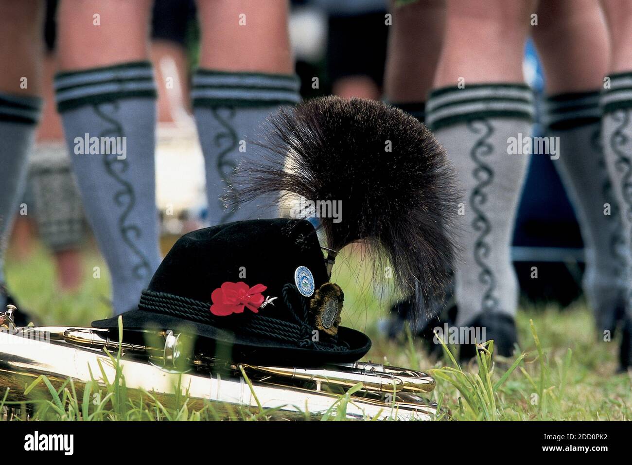 ALLEMAGNE /Bavière/ Munich /au festival bavarois Oktoberfest le Brass Band a fait une pause et a laissé leurs instruments et un chapeau sur l'herbe. Banque D'Images