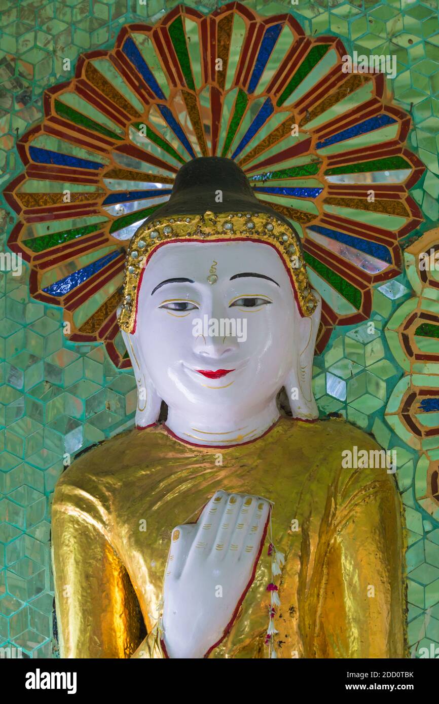 Statue de sculpture de Bouddha image à Umin Thounzeh sur Sagaing Hill, près de Mandalay, Myanmar (Birmanie), Asie en février Banque D'Images