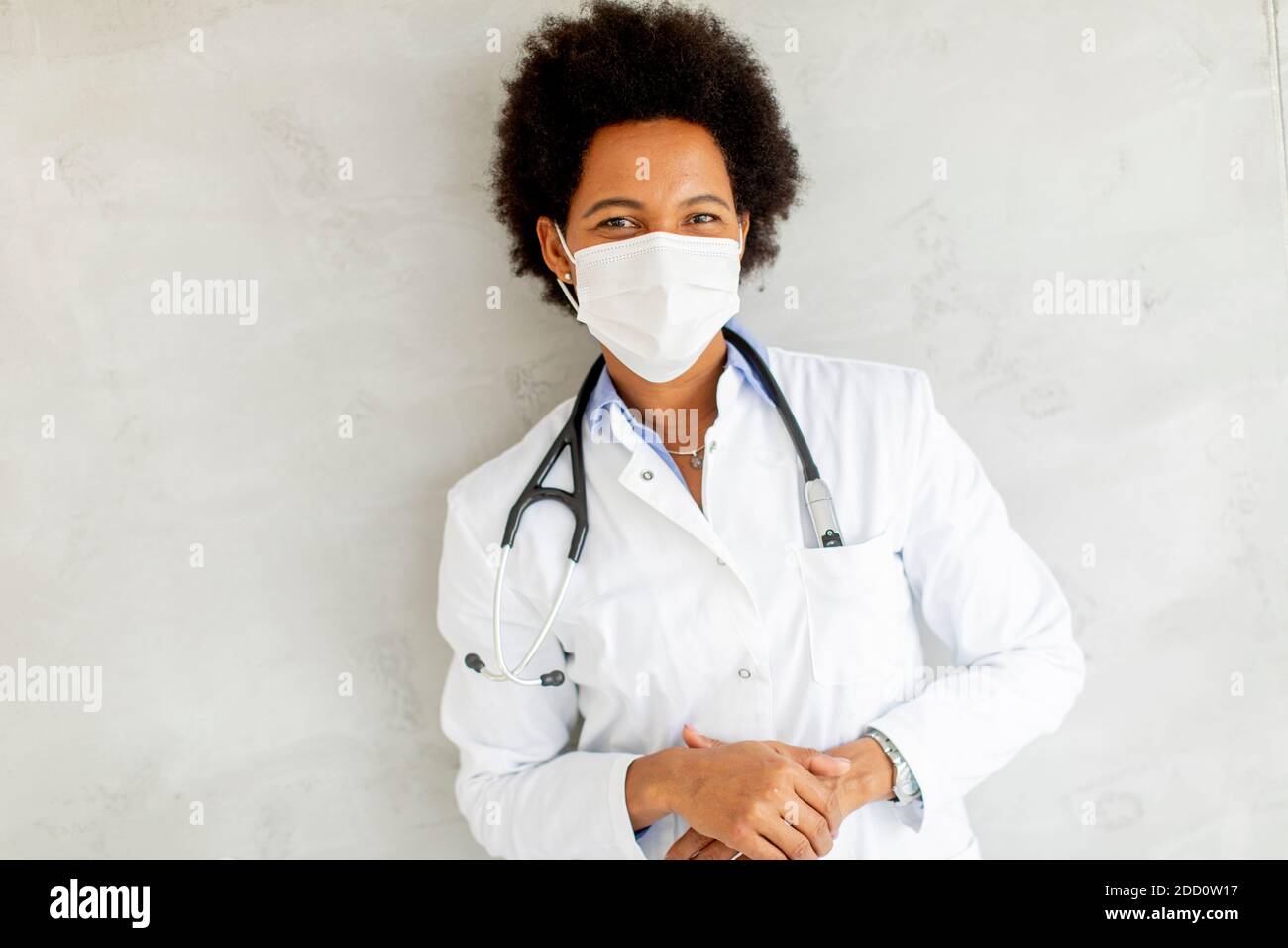 Les femmes afro-américaines portent un uniforme blanc et un visage protecteur masque dans l'hôpital Banque D'Images