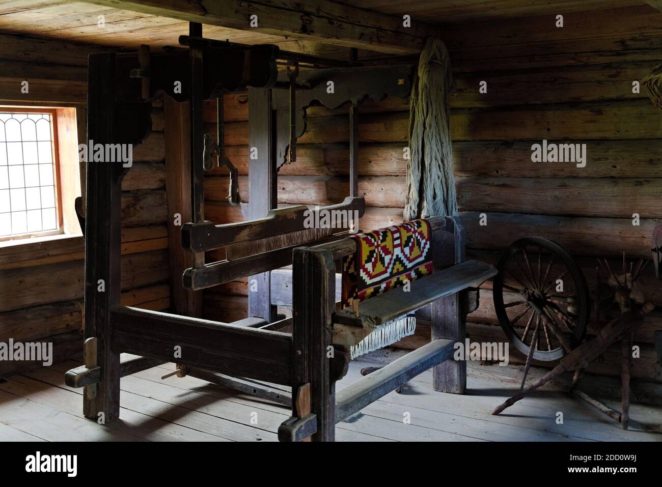 Ancien atelier et machine à tisser en bois abandonnée. Banque D'Images
