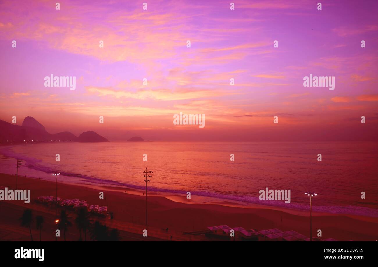 Pop art surréaliste style violet et orange aérien panoramique Vue sur la plage de Copacabana à l'aube Banque D'Images