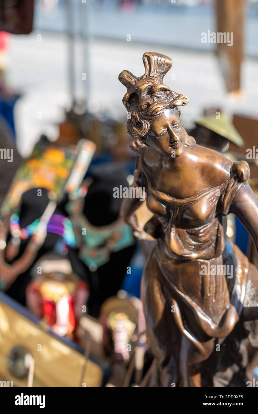 Statuette de bronze de femme au marché aux puces Banque D'Images