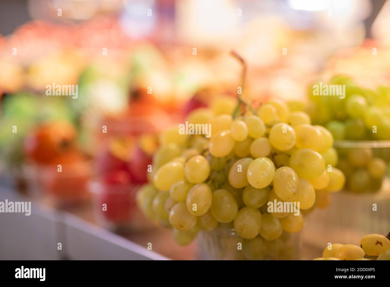 Bouquet de raisins sur le marché alimentaire calage avec un arrière-plan flou Banque D'Images