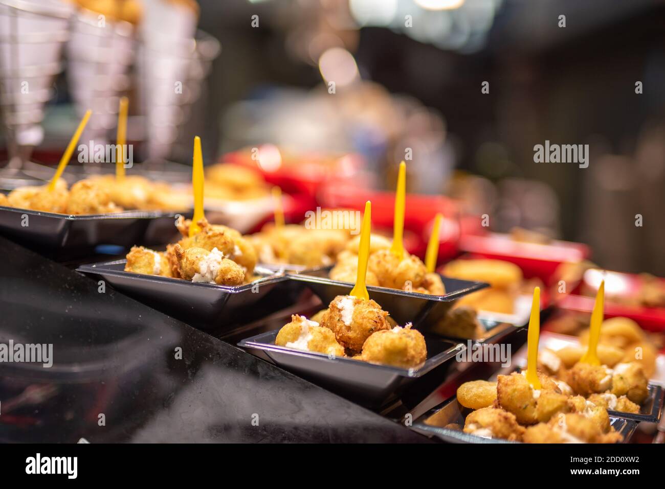 Espagne tapas snacks sur le marché alimentaire à Barcelone Banque D'Images
