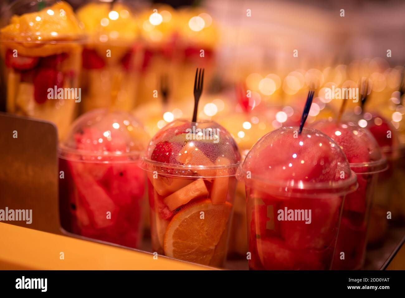 Coupe de fruits frais en gros plan sur le marché Banque D'Images