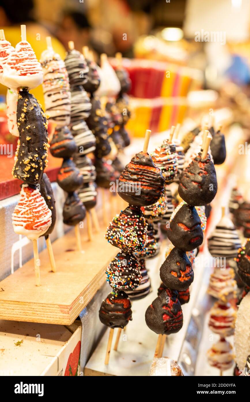 Fraises enrobées de chocolat, en-cas sucrés sur le marché de la rue Banque D'Images