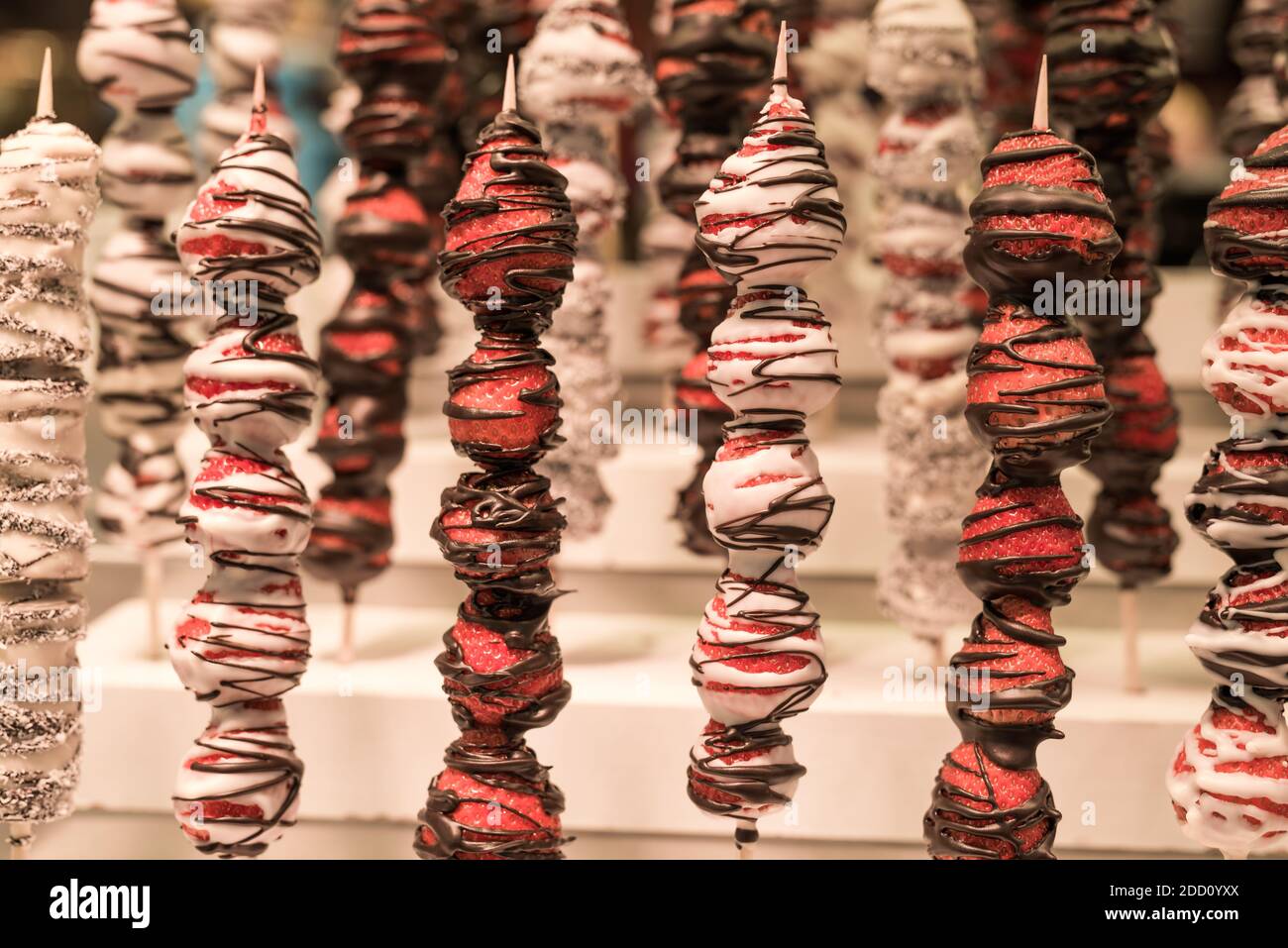 Fraises enrobées de chocolat, en-cas sucrés sur le marché de la rue Banque D'Images