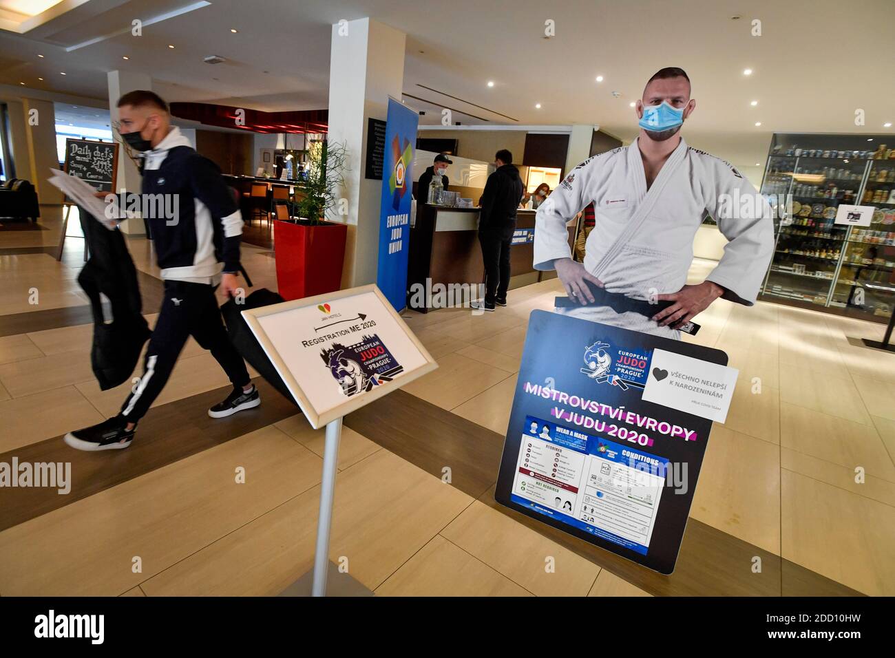 Prague, République tchèque. 18 novembre 2020. La judoka tchèque Lukas Krpalek découpe de carton grandeur nature portant un masque facial accueille les participants, alors qu'ils sont arrivés à l'O2 Arena pour les championnats d'Europe de judo à Prague, République tchèque, le 18 novembre 2020. Crédit : vit Simanek/CTK photo/Alay Live News Banque D'Images