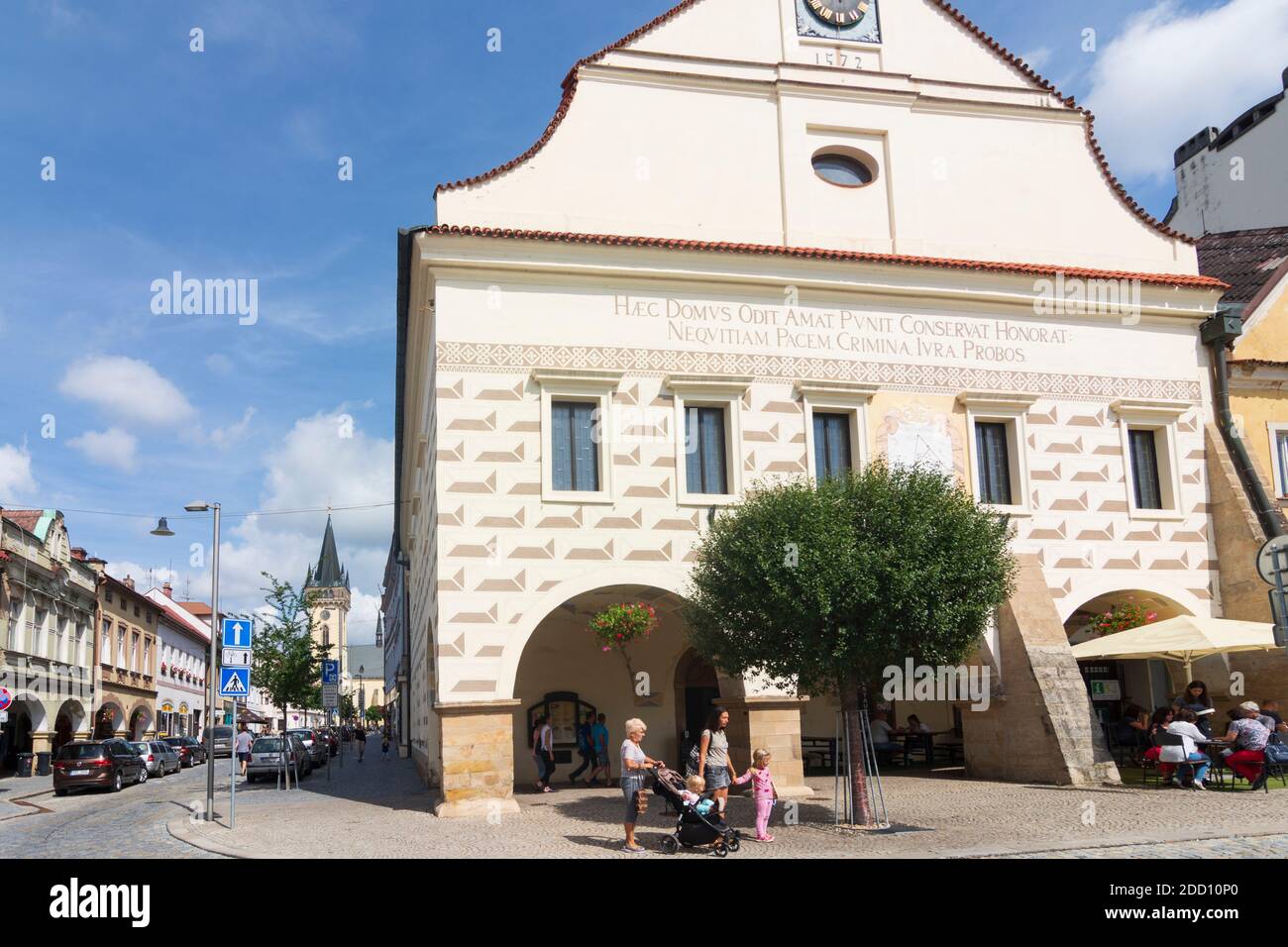 Dvur Kralove nad Labem (Königinhof an der Elbe) : place centrale de Masaryk, ancien hôtel de ville, église Saint-Jean-Baptiste in, Kralovehradecky, Hradec Banque D'Images