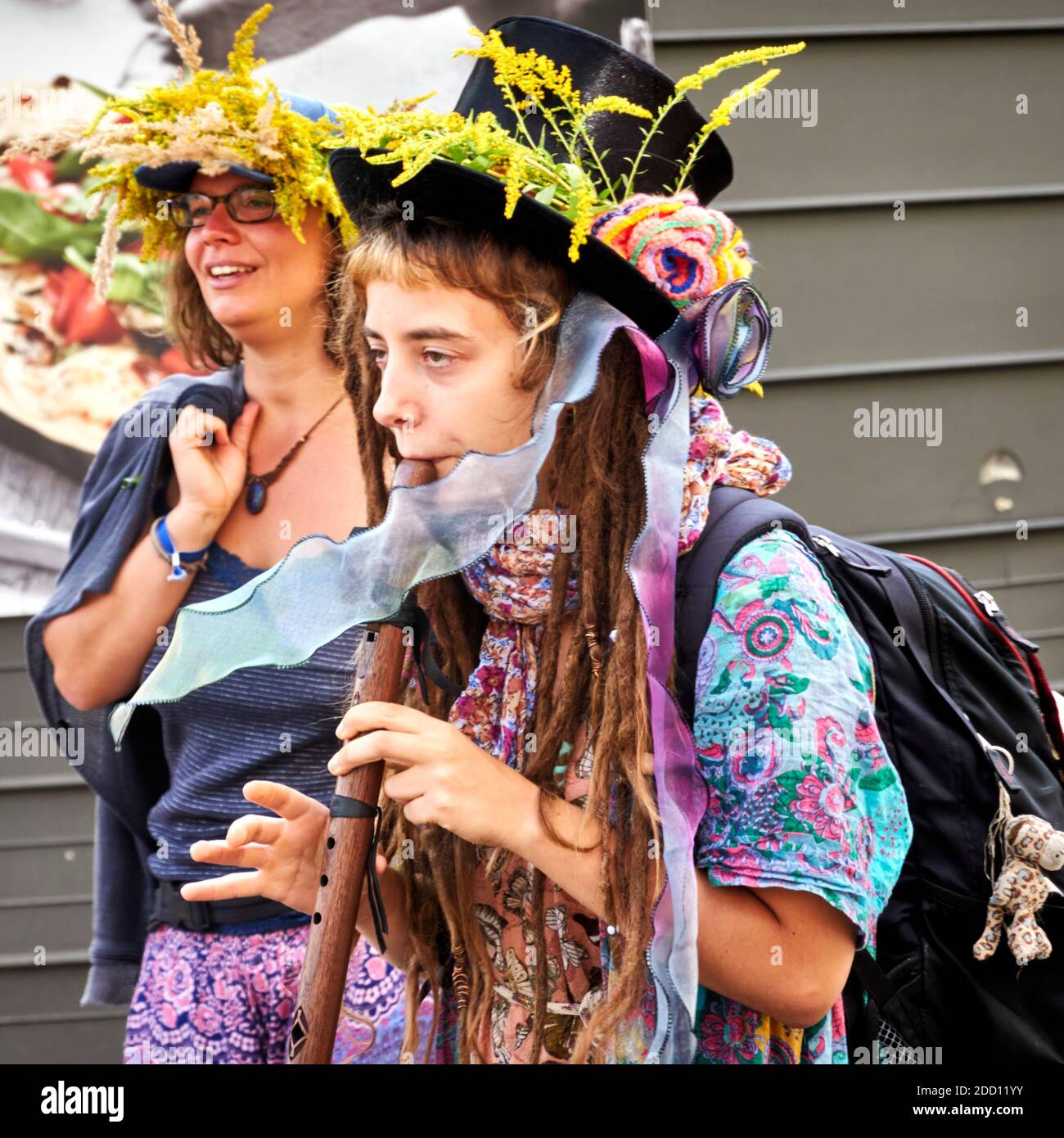 Berlin, Allemagne, 29 août 2020: Manifestation de déni Corona, jeune femme paisible demonsrant avec des écluses de read et un chapeau noir à fleur jaune Banque D'Images