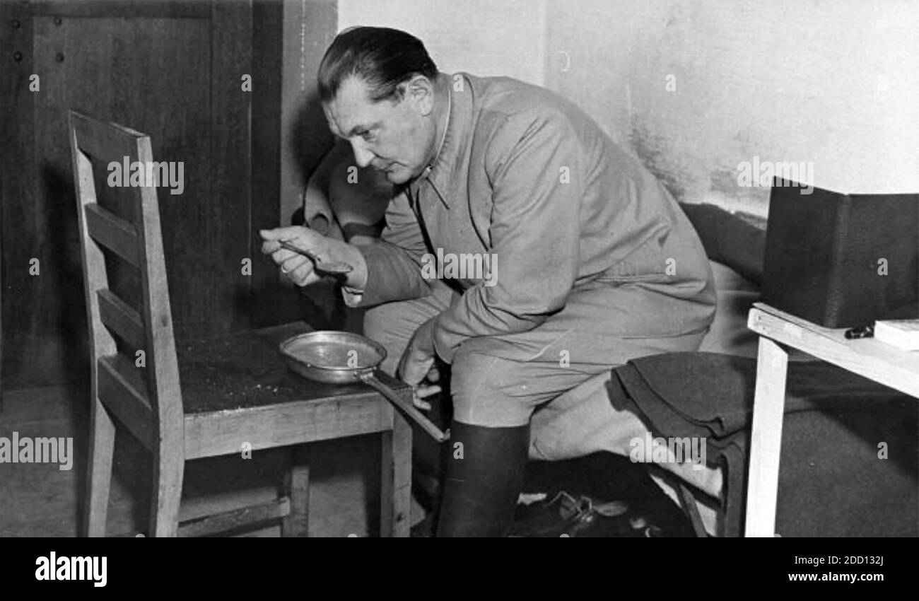 PROCÈS DE NUREMBERG 1946. Herman Goering prenant le petit déjeuner dans sa cellule. Banque D'Images