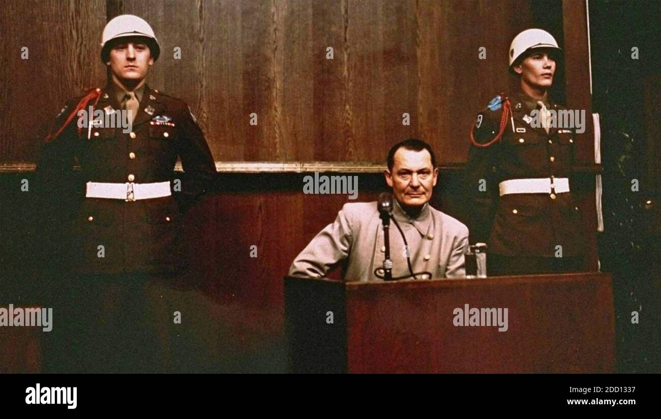 PROCÈS DE NUREMBERG 1946. Herman Goering entre deux policiers militaires américains Banque D'Images