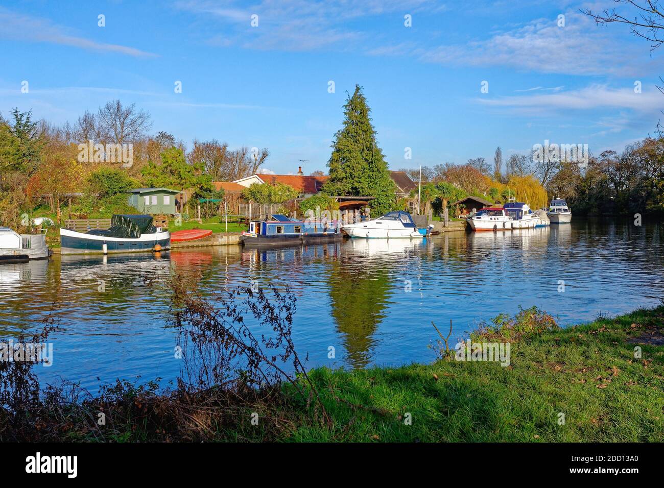 Riverside demeure près de la Tamise à Shepperton lors d'une journée hivernale ensoleillée, Surrey, Angleterre, Royaume-Uni Banque D'Images