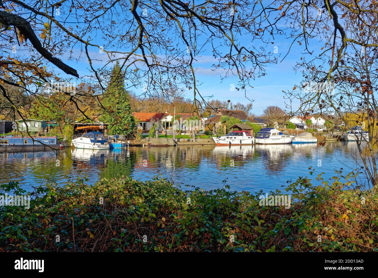 Riverside demeure près de la Tamise à Shepperton lors d'une journée hivernale ensoleillée, Surrey, Angleterre, Royaume-Uni Banque D'Images