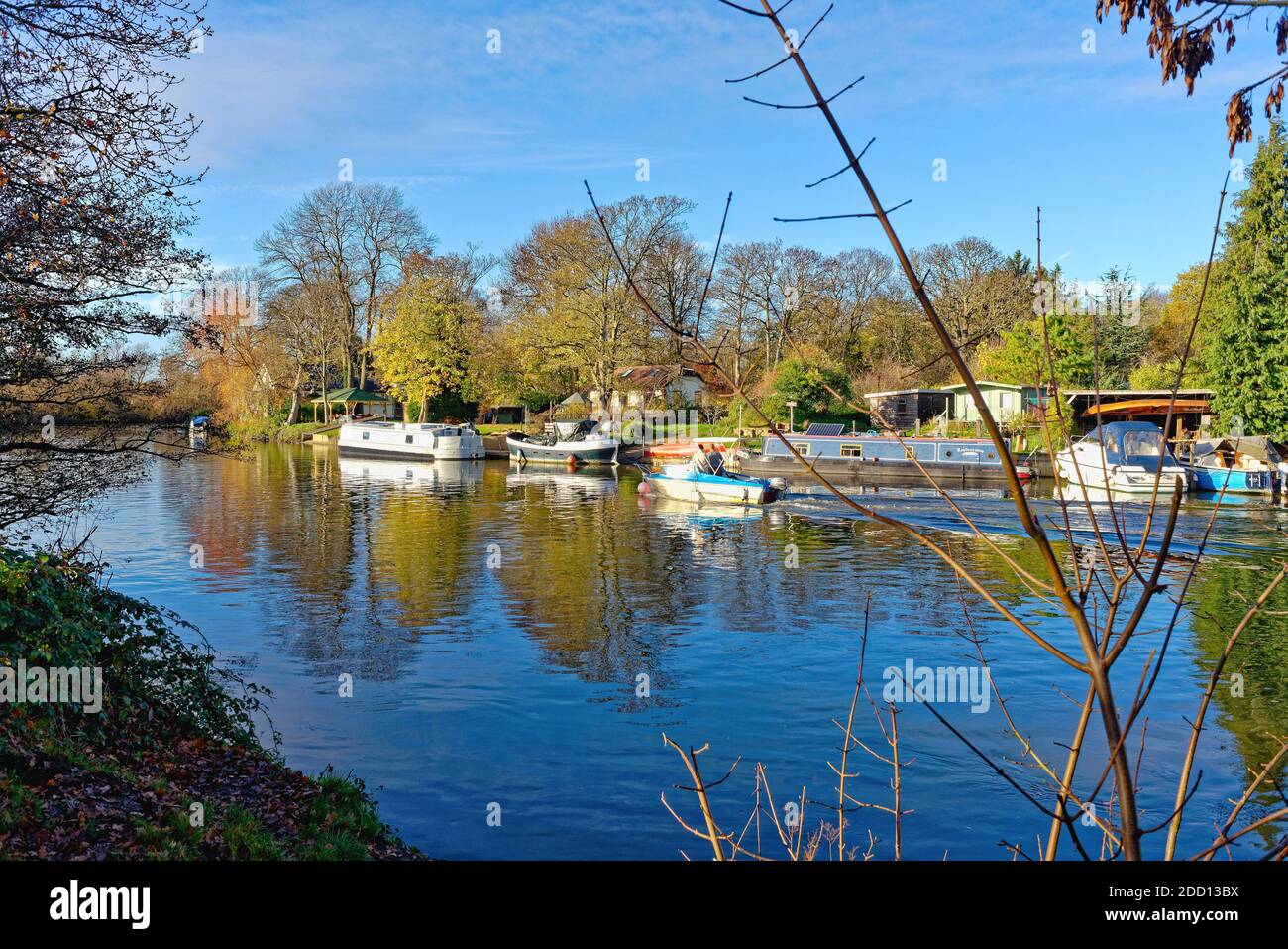 Riverside demeure près de la Tamise à Shepperton lors d'une journée hivernale ensoleillée, Surrey, Angleterre, Royaume-Uni Banque D'Images