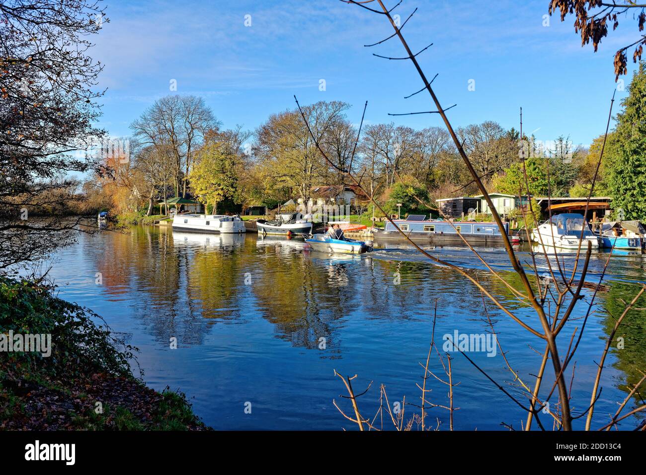 Riverside demeure près de la Tamise à Shepperton lors d'une journée hivernale ensoleillée, Surrey, Angleterre, Royaume-Uni Banque D'Images