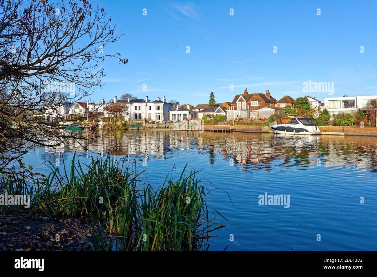 Riverside demeure près de la Tamise à Shepperton lors d'une journée hivernale ensoleillée, Surrey, Angleterre, Royaume-Uni Banque D'Images
